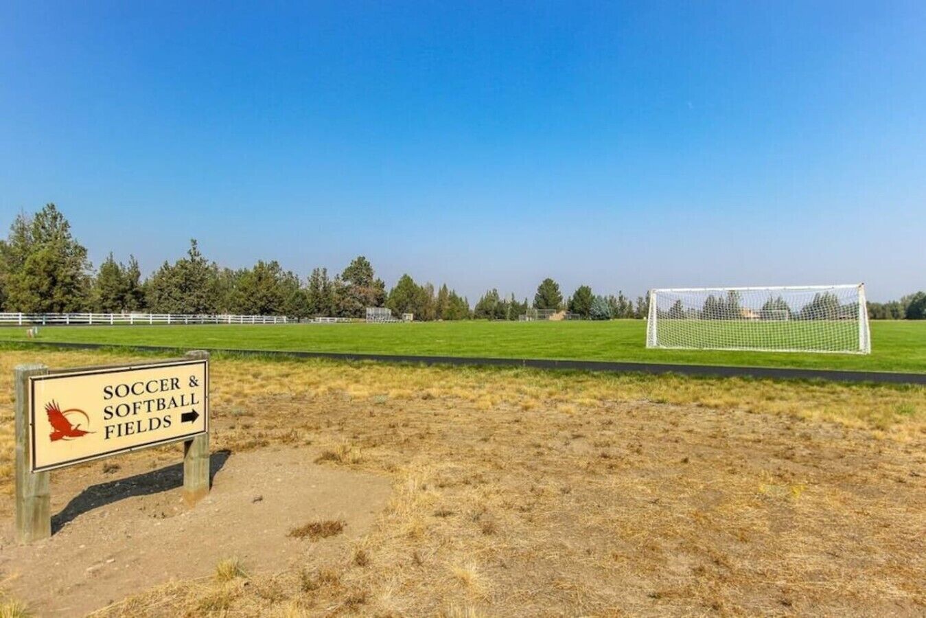 Ein Fußball- und Softballfeld mit einem Tor und einem Schild, das die Lage der Felder anzeigt.