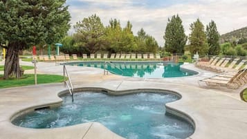 Una piscina cubierta