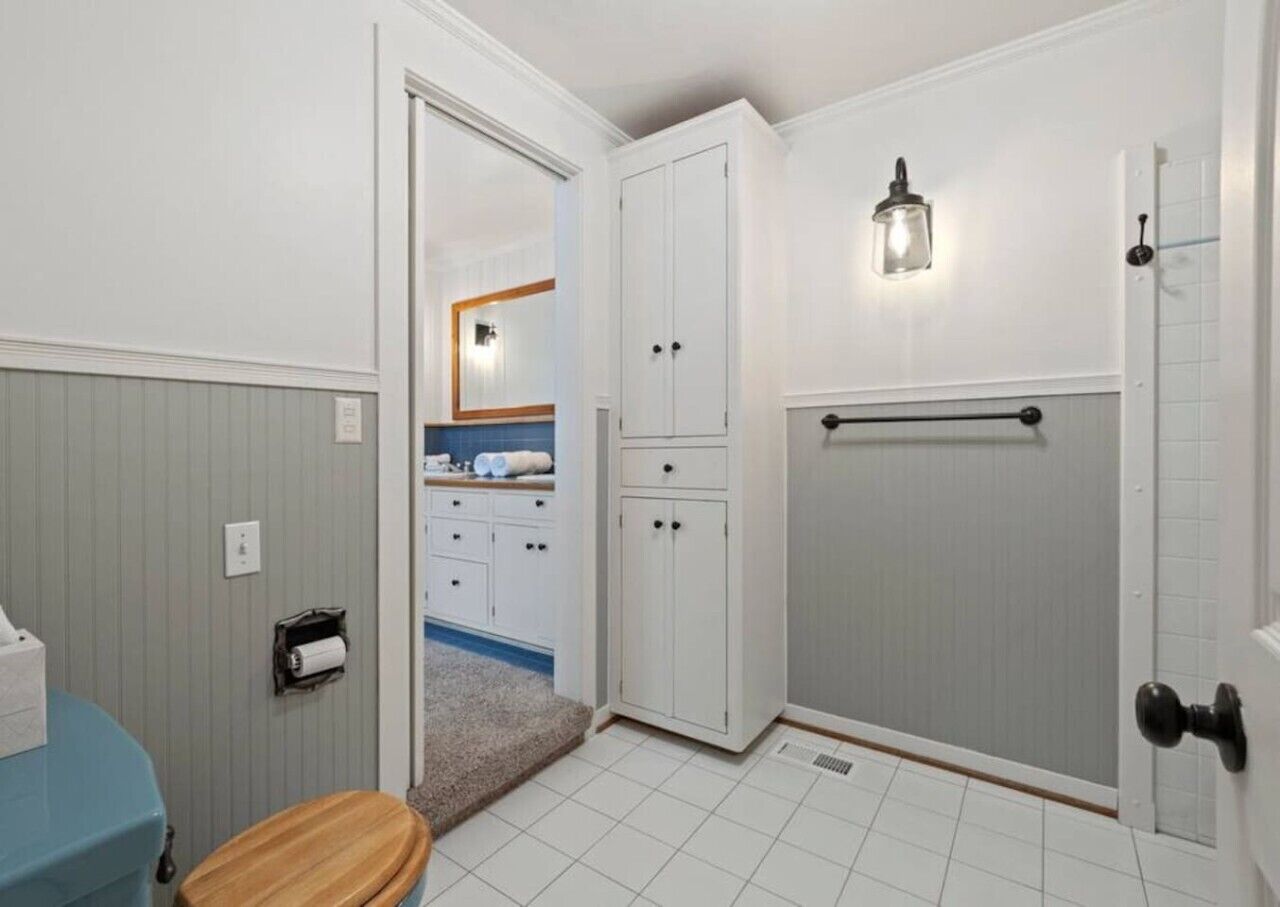Un baño con inodoro, lavabo y zona de ducha.