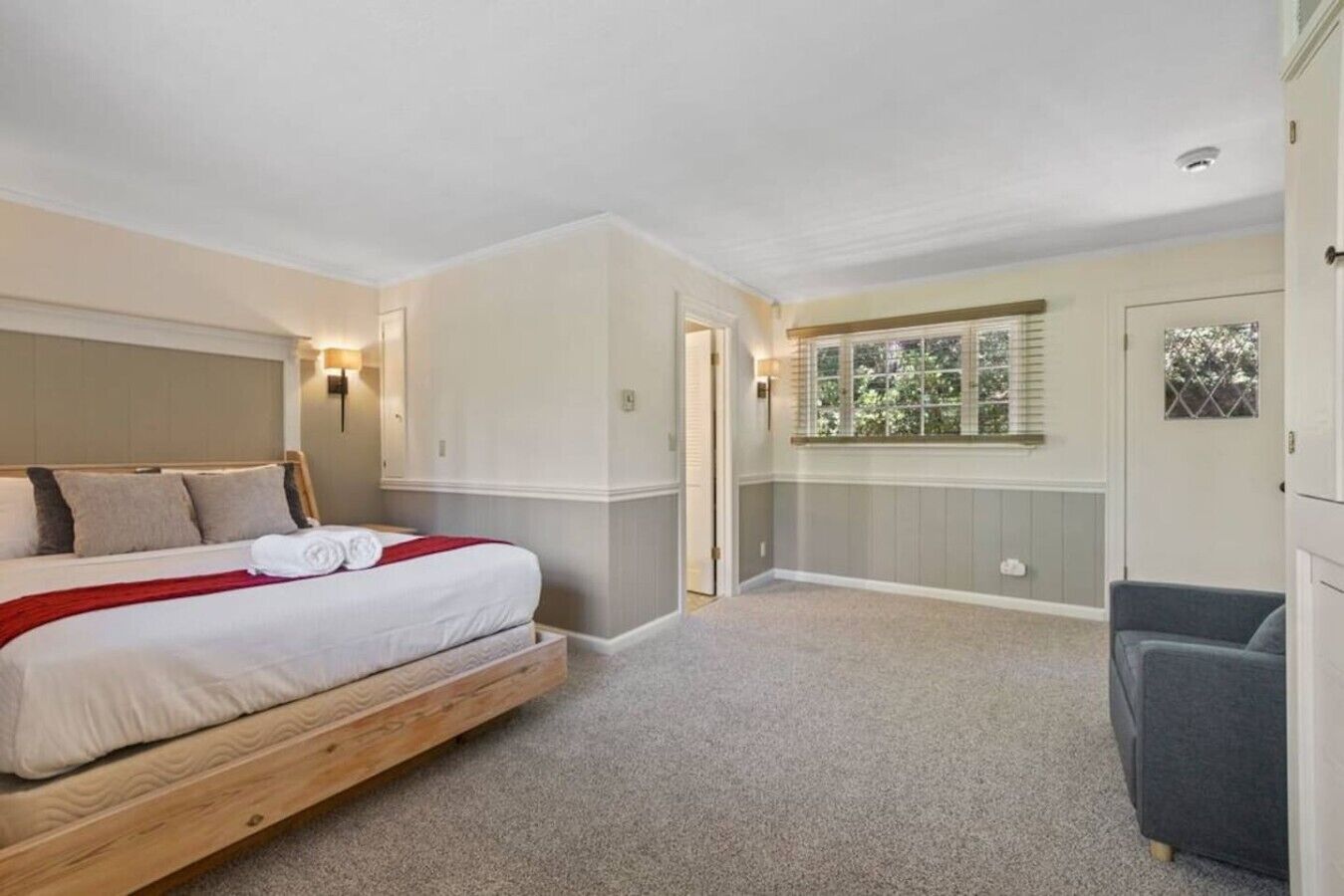 5 bedrooms, iron/ironing board, WiFi, bed sheets