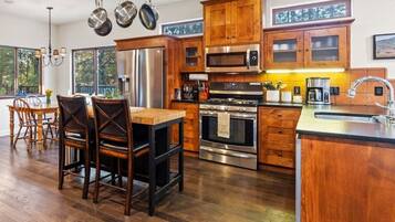 Frigorifero, microonde, forno, piano cottura