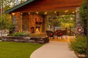 Outdoor dining - Luxury Home near Yosemite at Quail Crossing (Coulterville)