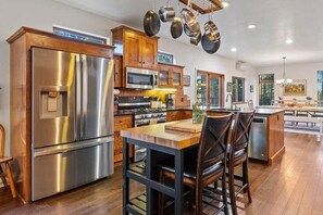 Fridge, microwave, oven, stovetop - Luxury Home near Yosemite at Quail Crossing (Coulterville)