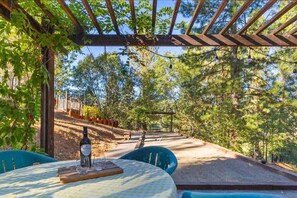 Outdoor dining - Luxury Home near Yosemite at Quail Crossing (Coulterville)