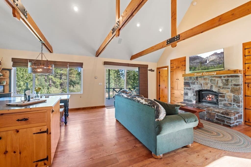 Televisio, takka, pöytäjalkapallopöytä, pöytätennispöytä