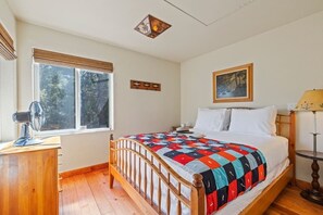 1 slaapkamer, een strijkplank/strijkijzer, wifi, beddengoed