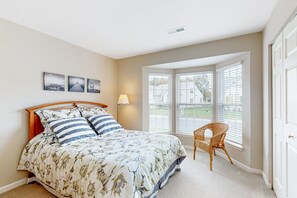 3 bedrooms, iron/ironing board, Internet, bed sheets - Lovely home with fireplace, fast WiFi, central AC, & washer/dryer (Ocean View)