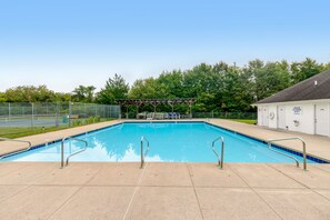 Pool - Lovely home with fireplace, fast WiFi, central AC, & washer/dryer (Ocean View)