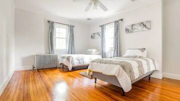 6 bedrooms, desk, iron/ironing board, WiFi