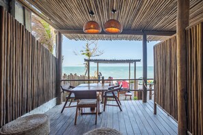 华丽客房, 1 张大床, 海景, 一层 | 迷你吧、客房内保险箱、熨斗/熨板、免费 WiFi