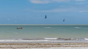 En la playa, arena blanca