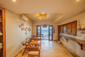 包含每日自助早餐