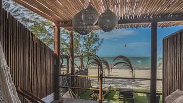 Chambre Deluxe, 1 grand lit, vue mer, rez-de-chaussée | Coin séjour | TV connectée de 43 pouces avec chaînes par câble, télévision