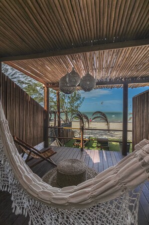 Kamar Deluks, 1 Tempat Tidur Queen, pemandangan laut, lantai dasar | Area keluarga | Smart TV 43-inci dengan saluran TV kabel dan TV