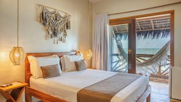 Habitación Deluxe, 1 cama Queen size, balcón, vista al mar | Minibar y caja de seguridad en la habitación