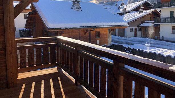 A wooden balcony with a snow-covered roof overlooking a mountain and a ski lift. - Lapia104 : Splendid one bedroom + cabin (MORZINE)