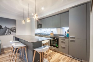 Geladeira, micro-ondas, fogão, lava-louças