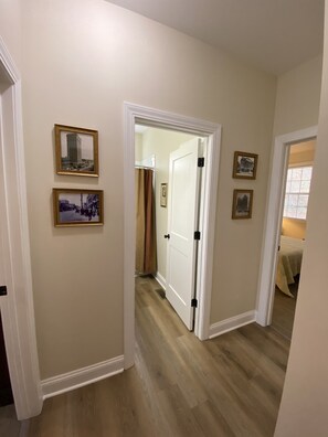 3 bedrooms, in-room safe, desk, iron/ironing board - Between downtown Greenville and Travelers Rest (Greenville)