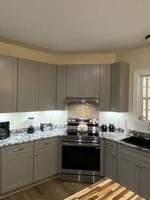 Microwave, oven, coffee/tea maker, blender - Between downtown Greenville and Travelers Rest (Greenville)