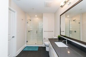 Bathtub, hair dryer, towels, shampoo - 1 Bedroom apartment in Uptown Charlotte (Charlotte)