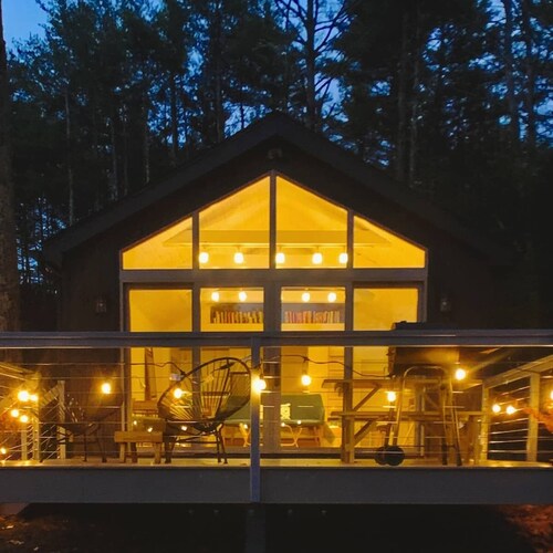 Modern Riverfront Bungalow, Fireplace, 20 min to Hudson & Windham