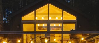 Modern Riverfront Bungalow, Fireplace, 20 min to Hudson & Windham