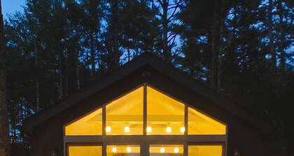 Modern Riverfront Bungalow, Fireplace, 20 min to Hudson & Windham