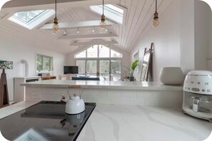 Jääkaappi, mikroaaltouuni, uuni, liesi