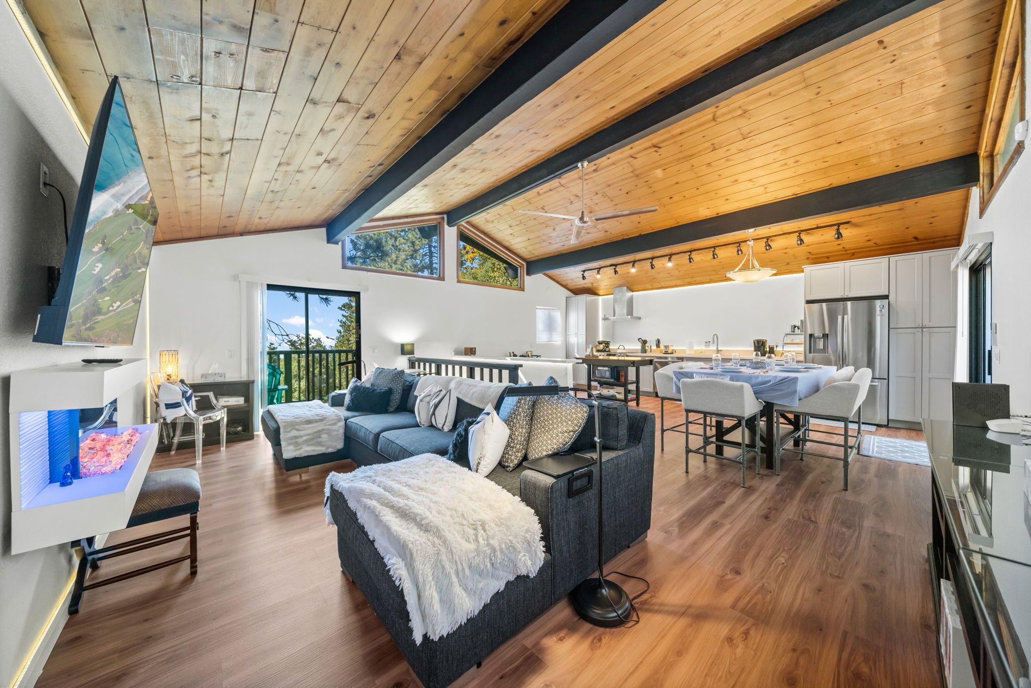 Smart-tv, een open haard, een tafeltennistafel en boeken