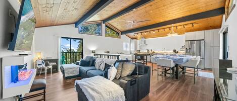 Smart TV, lareira, mesa de pingue-pongue, livros