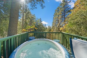 Outdoor spa tub - Glen View Retreat- Spa/Fireplaces/ Ping Pong Table! (Idyllwild)