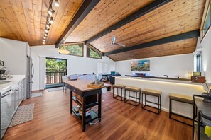 Fridge, microwave, oven, stovetop - Glen View Retreat- Spa/Fireplaces/ Ping Pong Table! (Idyllwild)