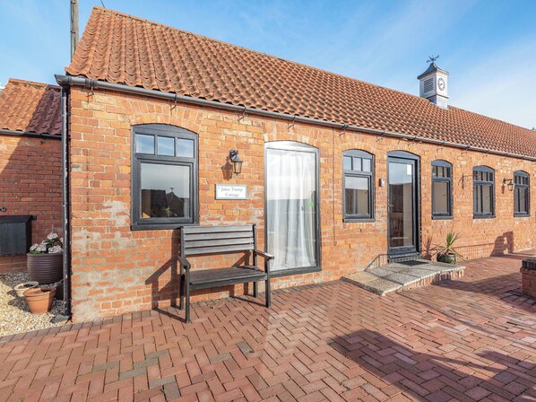 Exterior - Juice Trump - UK36670 (Belchford)