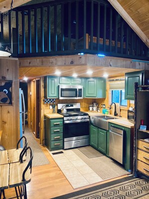 Fridge, microwave, oven, stovetop - Your Tahoe Tiny House Escape PETS WELCOME!! (South Lake Tahoe)
