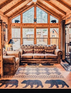 Smart TV - Your Tahoe Tiny House Escape PETS WELCOME!! (South Lake Tahoe)