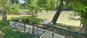 RiverNook Pet Friendly Zen River Retreat
