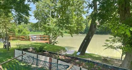 RiverNook Pet Friendly Zen River Retreat