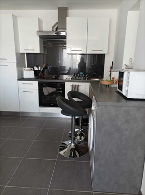 Réfrigérateur, micro-ondes, four, plaque de cuisson