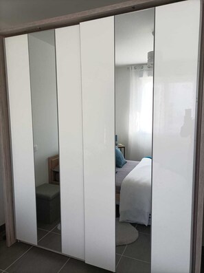 1 chambre, fer et planche à repasser, lit parapluie, Wi-Fi gratuit