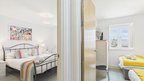 2 bedrooms, iron/ironing board, WiFi