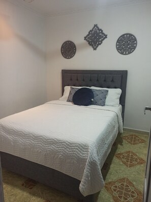 Zimmersafe, Bügeleisen/Bügelbrett, kostenloses WLAN, Bettwäsche