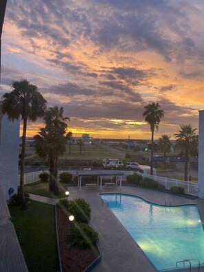 Alberca al aire libre y alberca climatizada