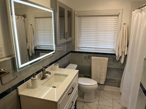 Bañera con ducha, secador de pelo, toallas, jabón