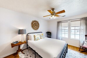 2 bedrooms, desk, WiFi, bed sheets
