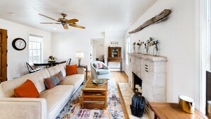 Un salón amplio con sofá, mesa de centro y chimenea.