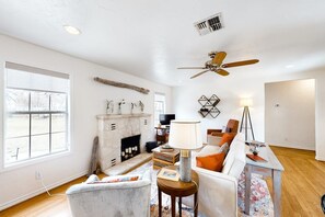 TV connectée, cheminée, livres