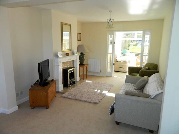 Télévision, cheminée, espaces bureaux