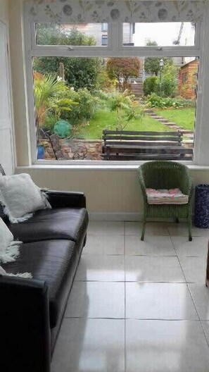 Télévision, cheminée, espaces bureaux