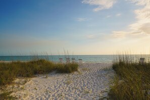 Chaises longues, serviettes de plage