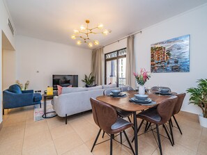 디자인 아파트 | 거실 공간 | 케이블 채널 시청이 가능한 32인치 스마트 TV, TV